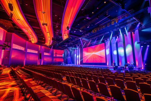 寬敞的音樂(lè)廳舞臺(tái)場(chǎng)景攝影圖片 攝影圖 下載至來(lái)源處