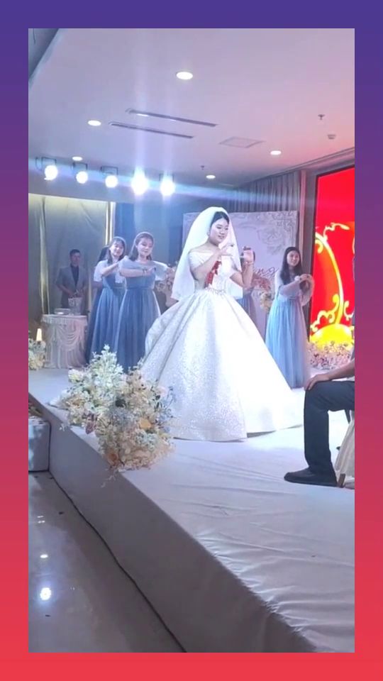 從沒(méi)跳過(guò)舞的新娘,今天在婚禮現(xiàn)場(chǎng),為了感謝父母給他們跳了一支舞